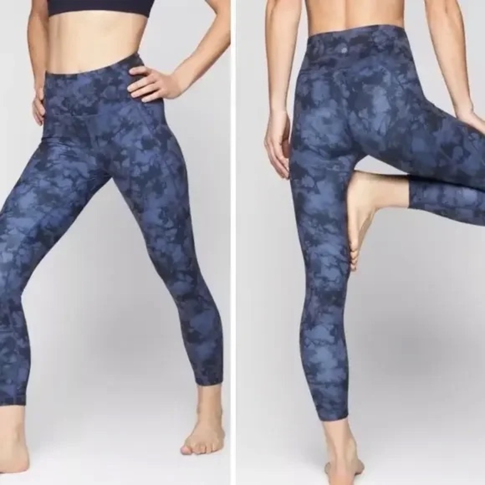 Athleta Powervita Blue Tie Dye Salutation 7/8 Ankle Tight Leggings size xs - Picture 1 of 5